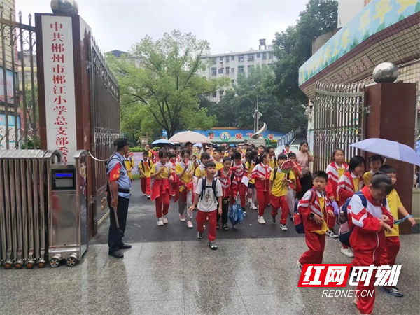 图七燕泉治安巡逻大队在辖区中小学校园门口设立执勤护学岗，维护校园周边道路交通秩序，保障学生出行安全。（李锦艳  摄）.jpg