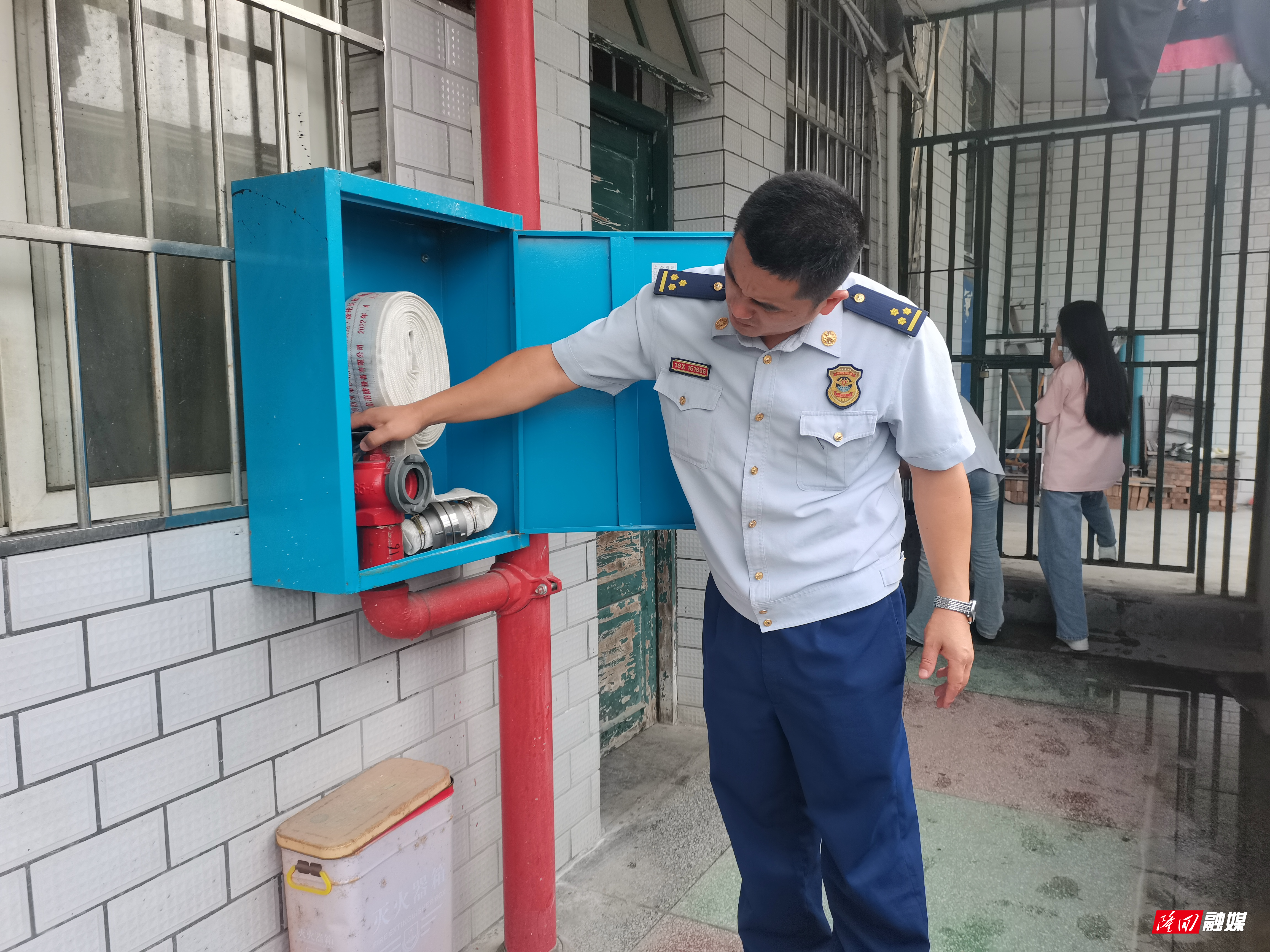 隆回消防：开展校园消防安全检查 筑牢校园安全“防火墙”(图1)