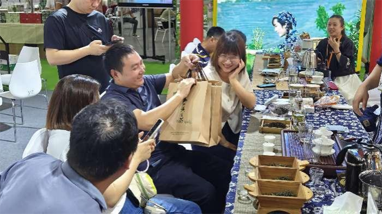 湘西黄金茶“茗”香湖南茶博会 销售火爆再“出圈”3.png