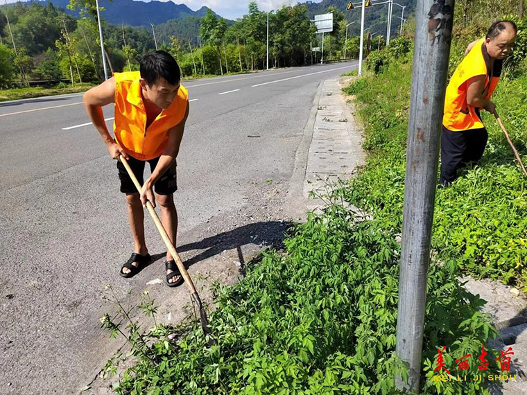 精细养护保通畅 公路“旧貌展新颜”1.jpg 精细养护保通畅 公路“旧貌展新颜”1.jpg