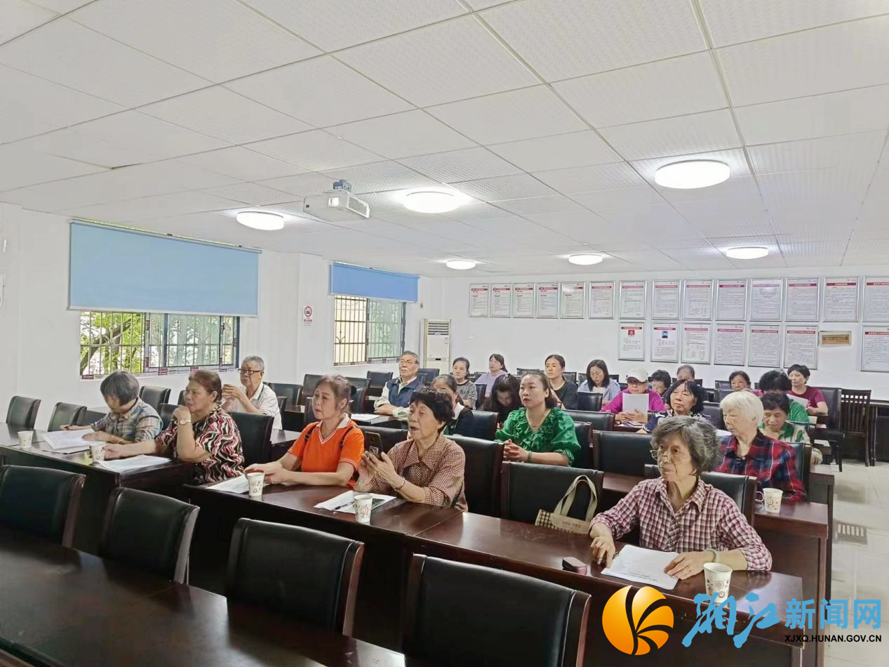 社区老年人认真听课.png