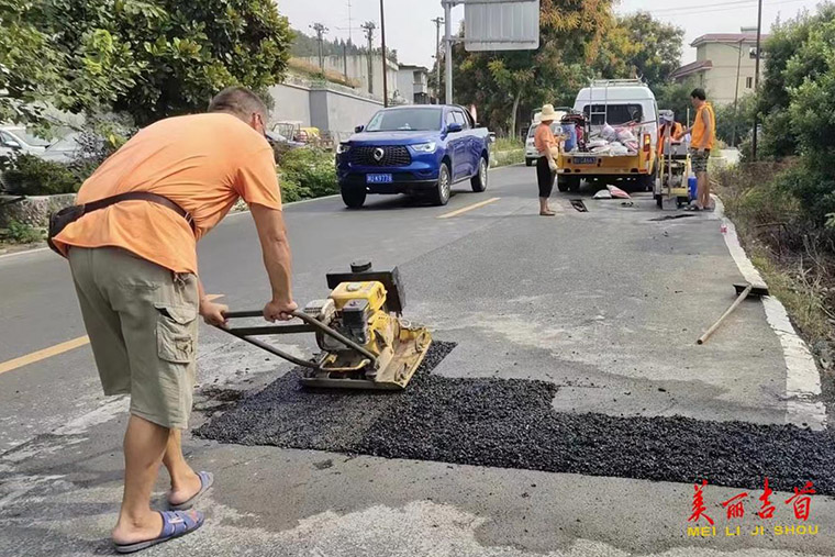 精细养护保通畅 公路“旧貌展新颜”4.jpg 精细养护保通畅 公路“旧貌展新颜”4.jpg