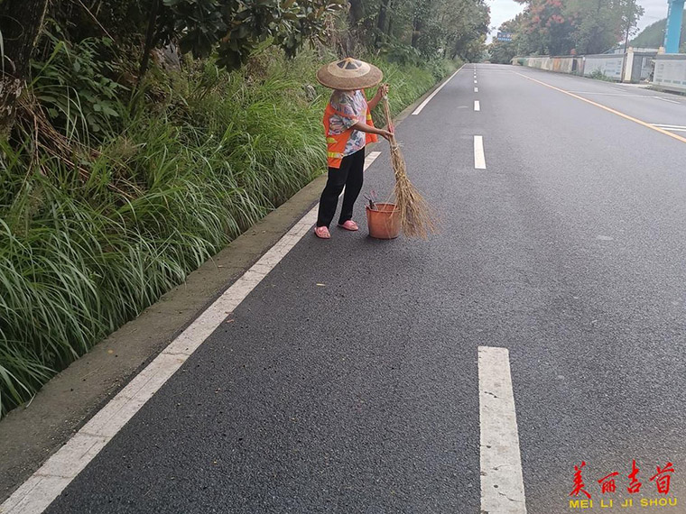 精细养护保通畅 公路“旧貌展新颜”3.jpg 精细养护保通畅 公路“旧貌展新颜”3.jpg