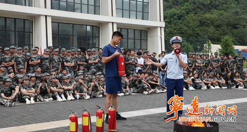宁远县1200余名高一新生参加消防安全“开学第一课”2_副本500.jpg
