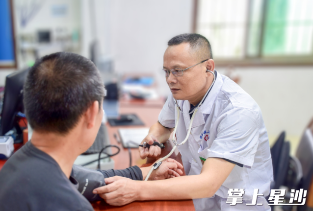 從2008年至今，王涌江扎根果園鎮衛生院15年，不斷探索農村居家養老醫療的新模式，為當地群眾帶來就醫便利。袁思緣 攝