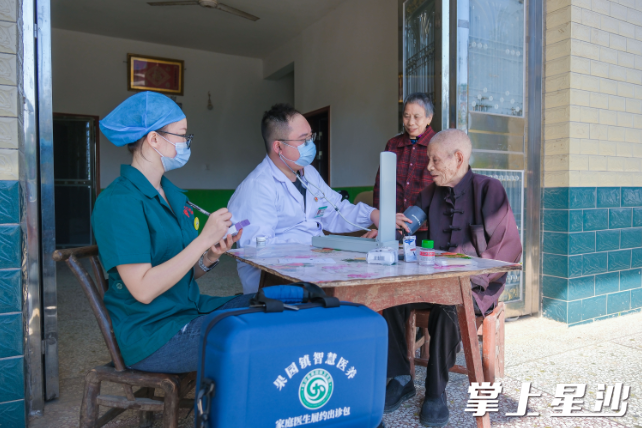果園鎮衛生院創新推出智慧醫養模式，讓老年人足不出戶也能享受醫療服務。章帝 攝