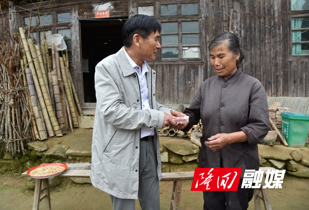 隆回县关工委到小沙江镇洞江村回访慰问贫困学子(图2)