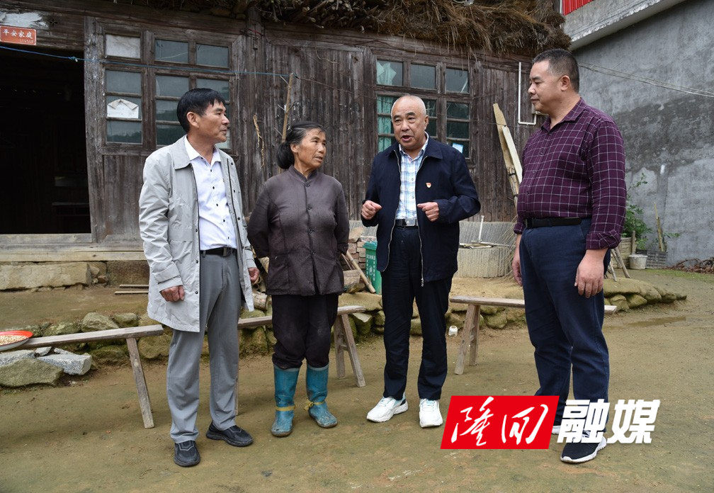 隆回县关工委到小沙江镇洞江村回访慰问贫困学子(图1)