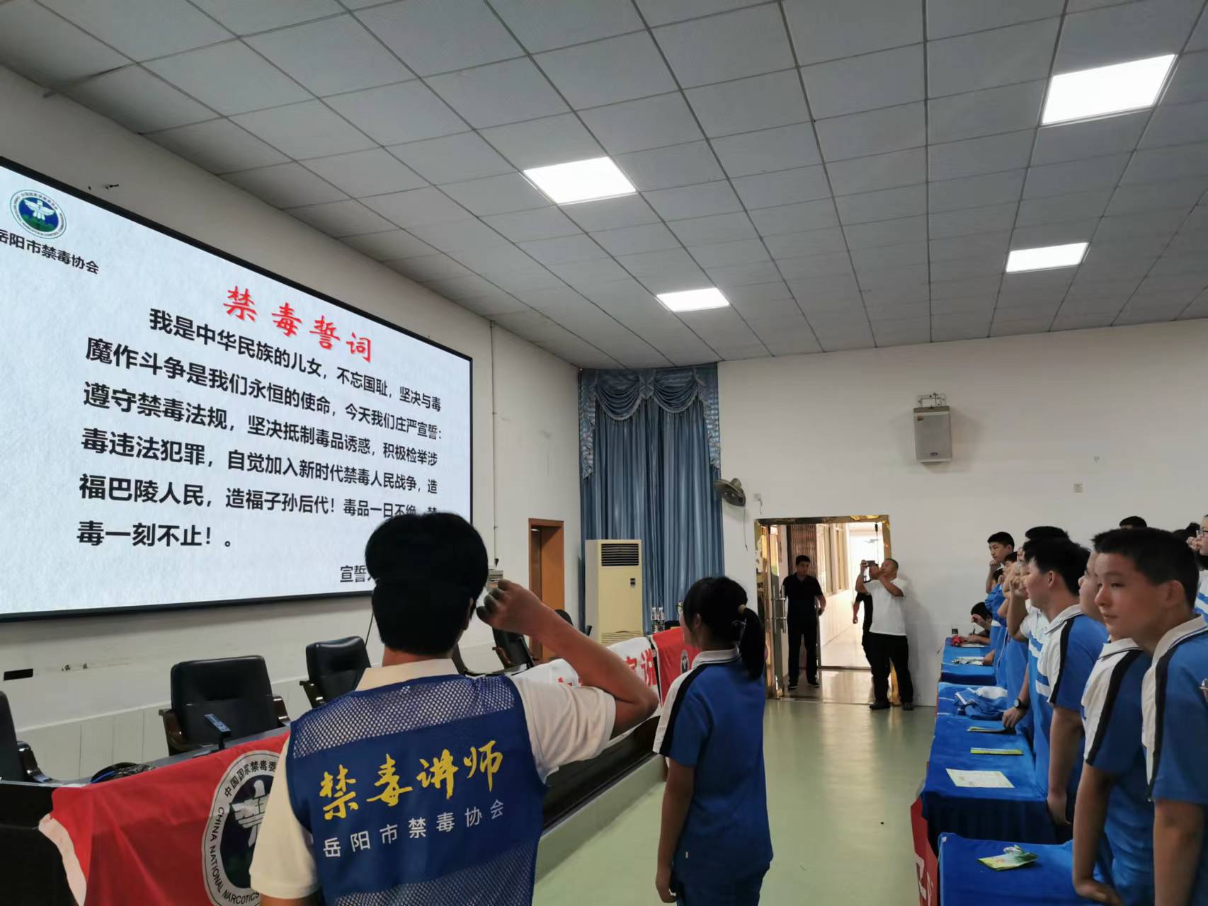 9月15日新站社区在十二中开展“警惕依托咪酯、笑气等新型毒品,拒绝电子烟”知识讲座活动 (1).jpg