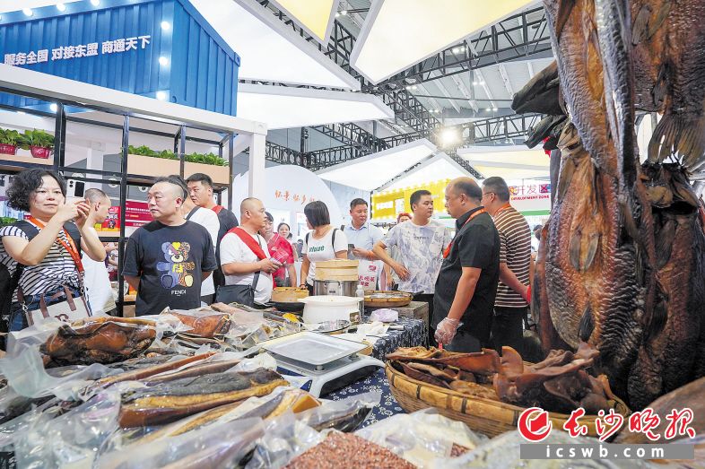 　　天下美食汇聚食餐会，吃香喝辣让人味蕾开花。  均为长沙晚报全媒体记者邓迪摄