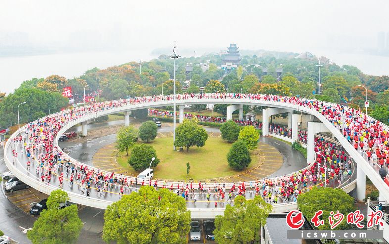 　　跑友汇成一片红色的海洋驰骋在山水洲城。 （资料图片）  长沙晚报全媒体记者 石祯专 王志伟 邹麟 余劭劼 黄启晴 摄影报道