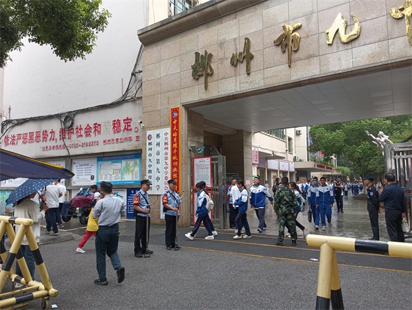 图二燕泉治安巡逻大队白班岗亭中队在辖区中小学校园门口设立执勤护学岗，维护校园周边道路交通秩序，保障学生出行安全。（李锦艳  摄）.jpg