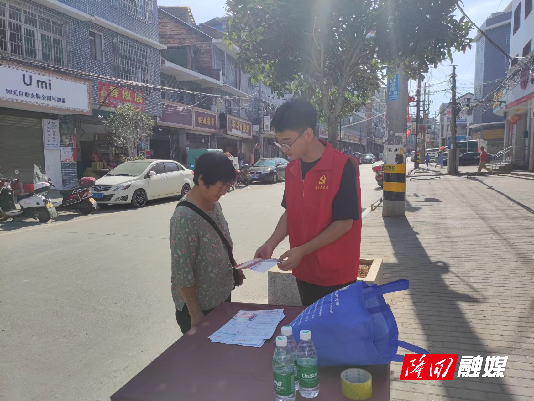 滩头镇干部上街开展民族团结进步宣传暨推普活动(图2)