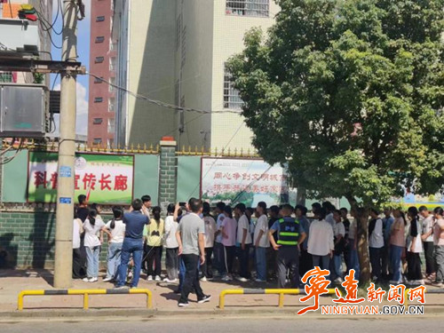 师生参观禁毒教育基地 护航“少年的你”_副本500.jpg