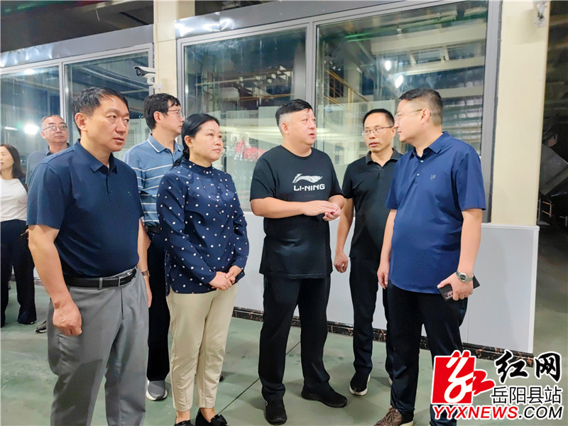 视察昱华玻璃公司生产车间_副本.jpg