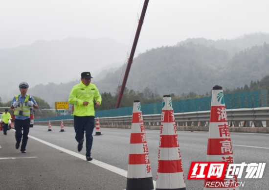 高速路管员、高速交警第一时间赶到现场_副本_副本.jpg