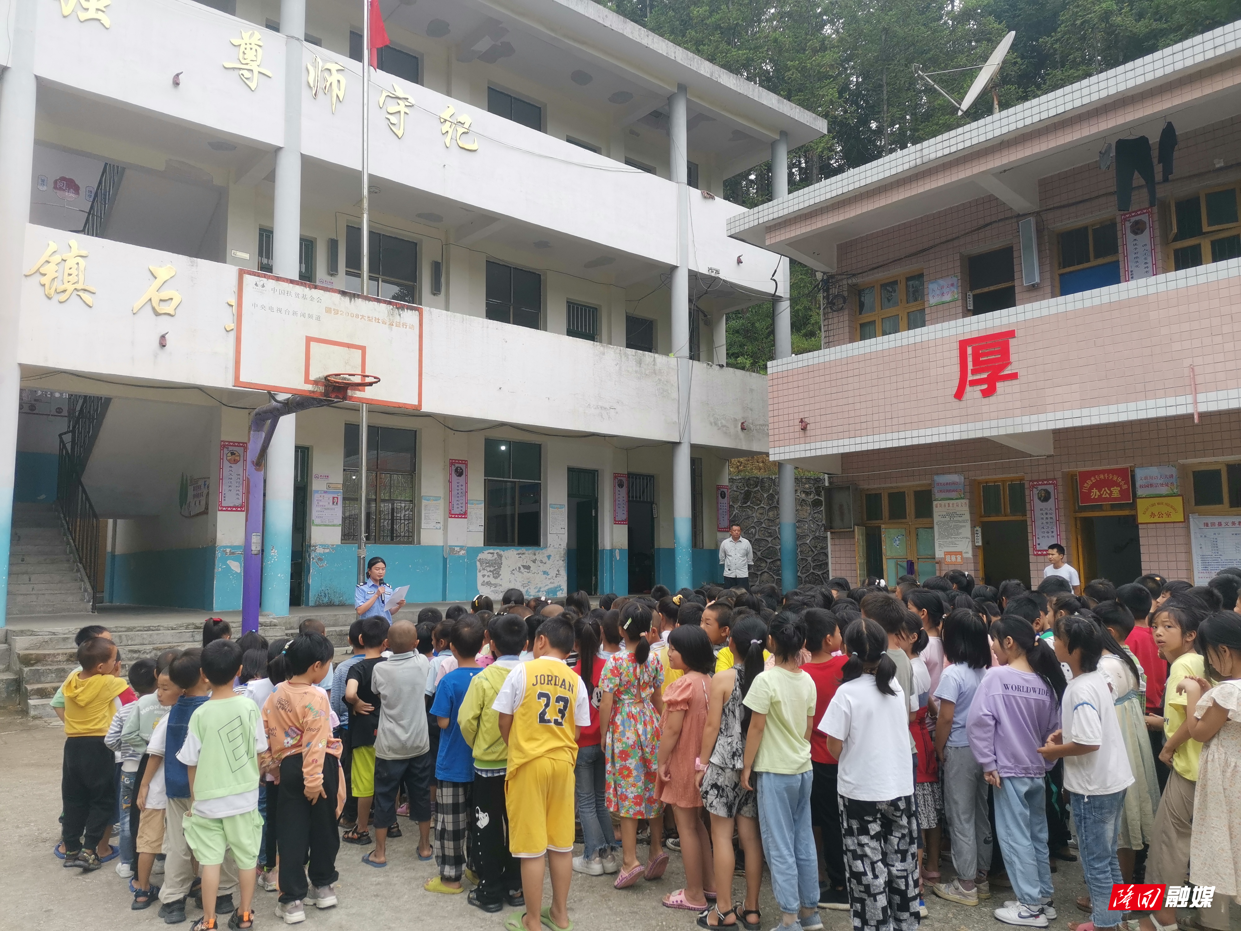 鸭田镇在辖区学校开展防溺水安全应急演练(图1)