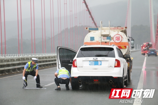 高速交警冒雨勘测现场_副本_副本.jpg