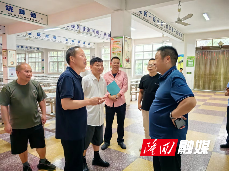 刘咏波督查万和实验学校食品安全工作(图1)