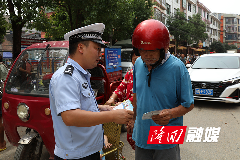 隆回交警走村入户开展交通安全宣传活动(图1)
