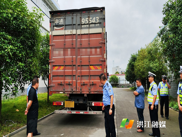 洪江市公安局交通管理中心：深入辖区货运企业开展安全检查及宣传活动4.jpg