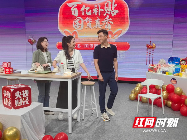 ▲总台央视主持人周运试穿361°热销运动鞋 （王欣 摄）.jpg