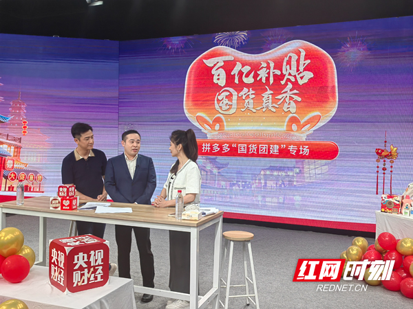 ▲杭州孔凤春化妆品股份有限公司CEO 赵之甲介绍企业百年史 （王欣 摄）.jpg