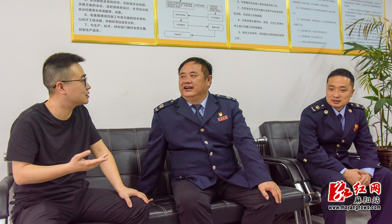 滕代蛟与企业主交流.jpg