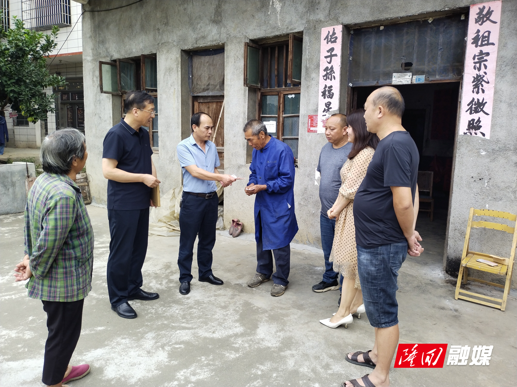 县医保局看望慰问帮扶村受灾户(图2)