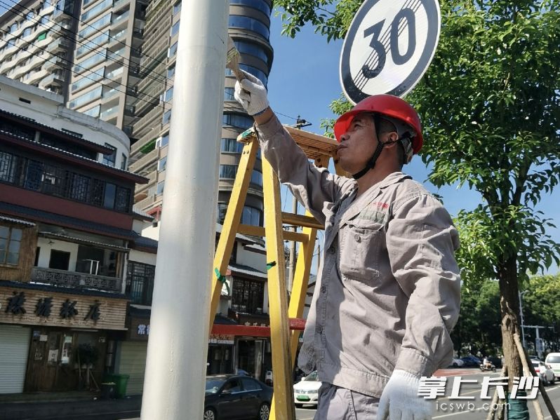 近日，长沙城管部门组织路灯运维单位开展全市路灯灯杆专项清洁整治。长沙晚报通讯员 李玉清 供图