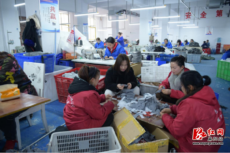 搬迁村民在森佳箱包厂务工.png