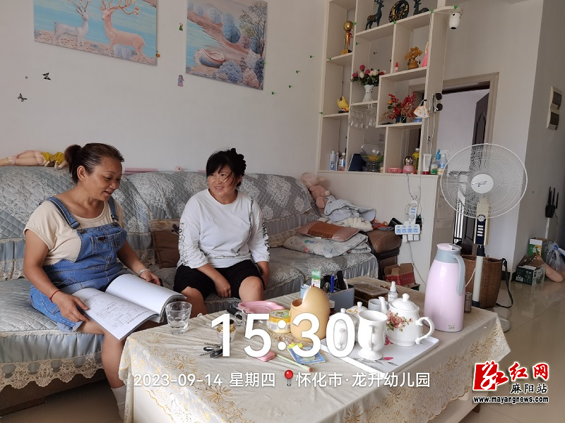 网格员走访搬迁村民.jpg