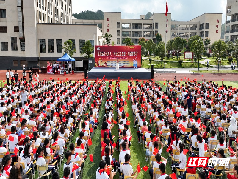 县芙蓉学校优秀少先队员李淑馨做“传承红色基因 做新时代好少年”主题演讲.jpg