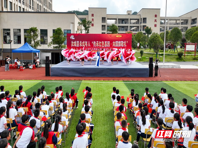 县芙蓉学校师生歌伴舞《领航新时代》.jpg