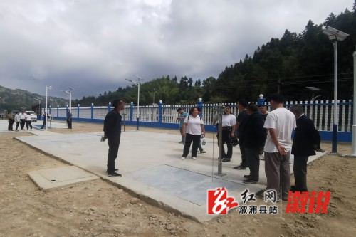 乡人大代表团视察污水处理厂建设情况.jpg