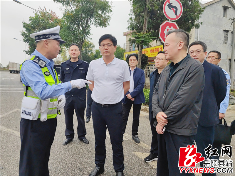 许广高速桥下检查交通违章现场处置工作_副本.jpg