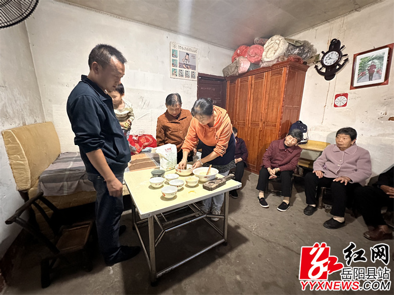 杨遇莲一家正在制作月饼.jpg