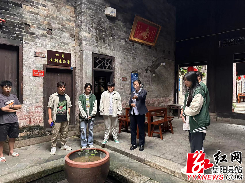 杨遇莲正在为游客讲解.jpg