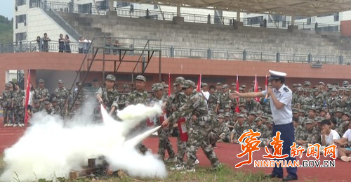 宁远：消防演习进校园 安全知识伴成长2_副本500.jpg
