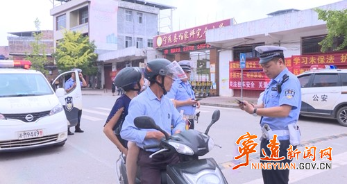 宁远县交警大队开展“双节”交通违法行为集中整治2_副本500.jpg