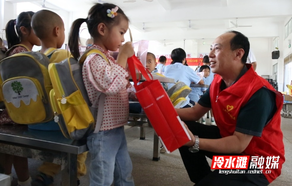 冷水滩：佳节同聚护成长  真情关怀暖童心1.jpg