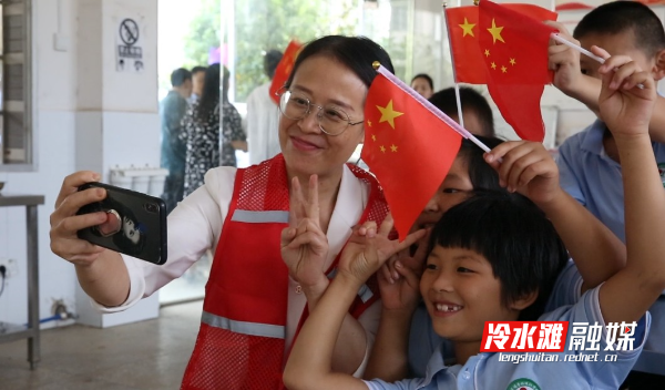 冷水滩：佳节同聚护成长  真情关怀暖童心2.jpg