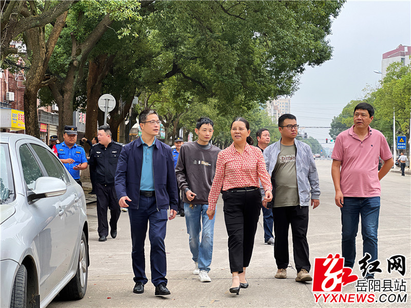 彭荣欣在天鹅北路巡路_副本.jpg