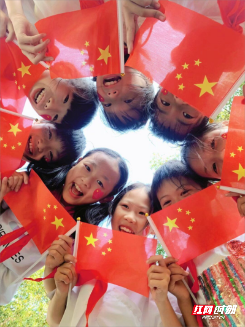合影国旗，表白祖国——临武县水东小学：李艳.png