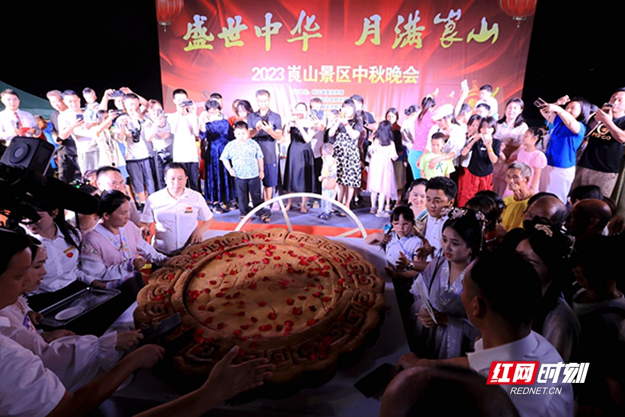 工作人员分切月饼。.jpg