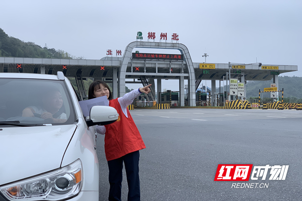 化身旅游达人的收费员们，始终保持最好状态，提供优质服务._副本.jpg