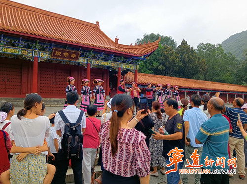 宁远：欢度国庆  畅游宁远  文旅志愿者送戏进景区1_副本500.jpg