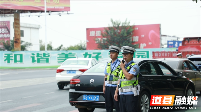 道县：交警全员上岗 护航返程高峰3_副本1.png