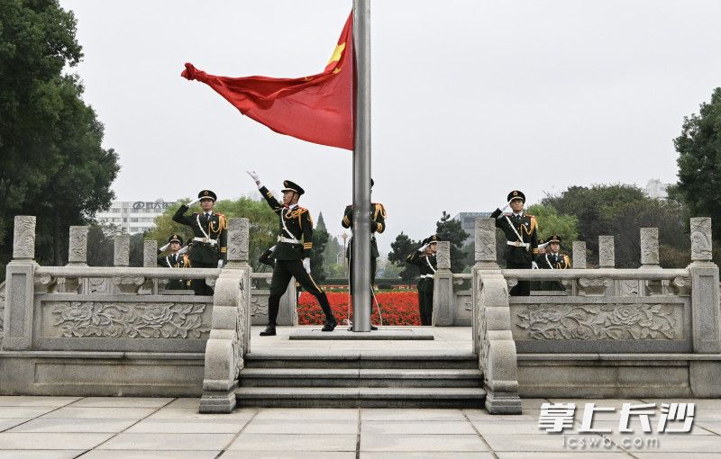 10月7日上午，长沙市直机关举行庄严的升国旗仪式。均为长沙晚报全媒体记者 余劭劼 摄