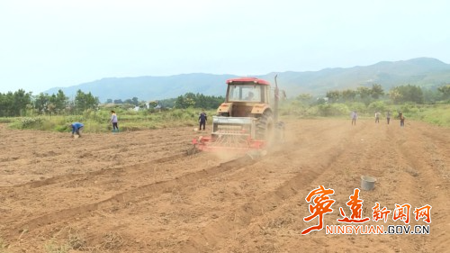 寧遠：機械耕種油菜 助農(nóng)增收3_副本500.jpg